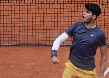 Alcaraz,Tsitsipas Set Up French Open Quarter-finals Clash