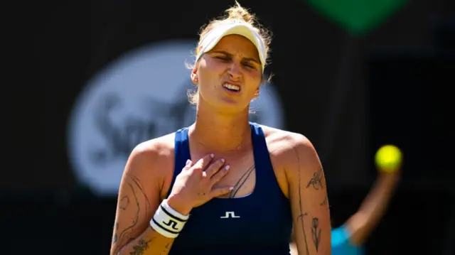 Wimbledon Champion Vondrousova Suffers Injury Scare 1 49f3a260 2efa 11ef a044 9d4367d5b599.jpg
