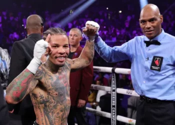 Boxing: Davis Knocks Out Martin To Retain WBA Title