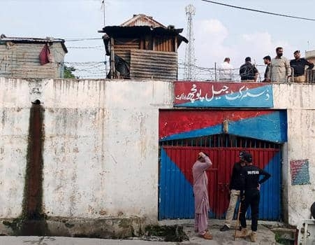 1 Killed, 19 Escapees At Large After Jailbreak In Pakistan 1 Pakistan prison