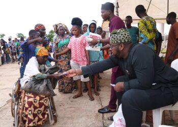 Eid-el-Kabir: Kashamu Continues Father’s Legacy Of Generosity, Lifts 8,000 With Cash, Gifts