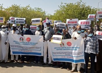 Withheld Salaries: Varsity Workers Protest, Say We’re Hungry