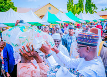 How Governor Sule Personally Supervises Distribution Of FG’s Free Fertilisers To Farmers