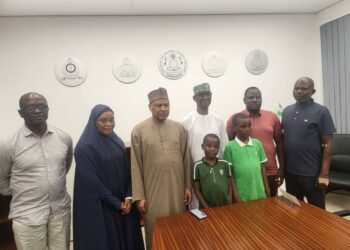 Minister Receives Journalists Freed By Bandits
