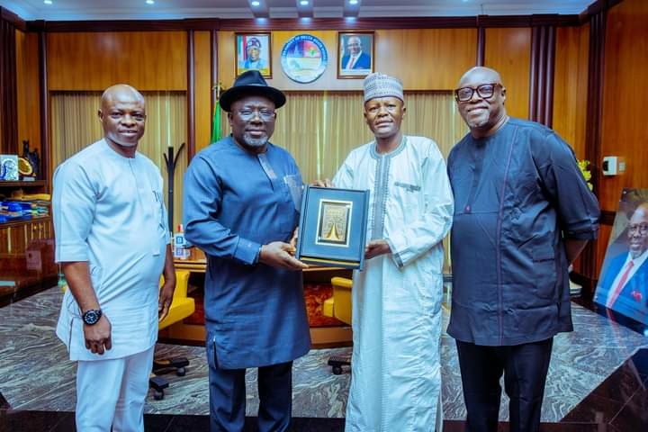 2024 Hajj: Delta Pilgrims Win Saudi Arabia's 'Good Conduct' Award 1 Chairman, Delta State Muslim Pilgrims Welfare Board, Alhaji Auwalu Tukur (2nd right), presenting Award of Good Conduct from the Kingdom of Saudi Arabia to the state's contingent to the 2024 Hajj, to Governor Sheriff Oborevwori in Asaba, on Thursday. Photo By: Felix lgbekoyi