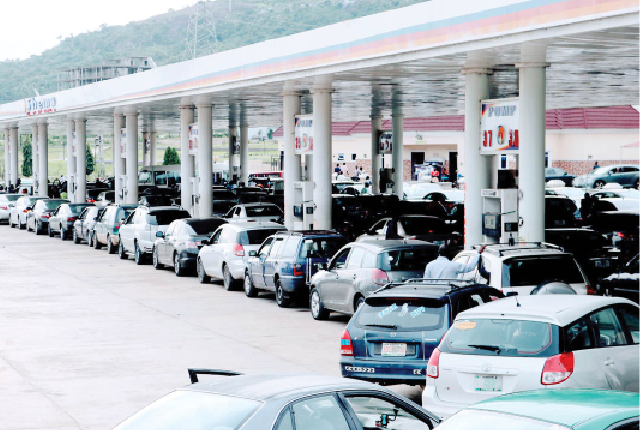 Queues: Adverse Weather, Thunderstorms Delay Petrol Shipment – Marketers 1 Petrol queues
