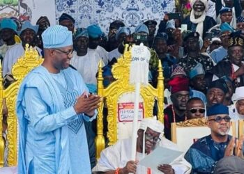 JUST-IN: Makinde Presents Staff Of Office To New Olubadan