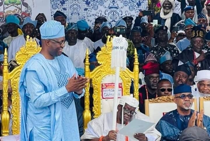 JUST-IN: Makinde Presents Staff Of Office To New Olubadan 1 makinde