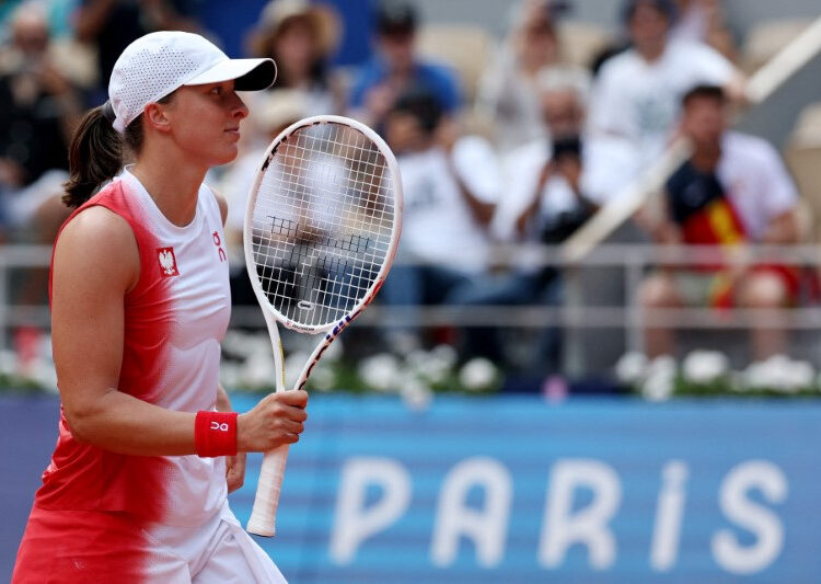 FILE PHOTO: Paris 2024 Olympics - Tennis - Women's Singles Bronze Medal Match - Roland-Garros Stadium, Paris, France - August 02, 2024. Iga Swiatek of Poland celebrates after winning her match against Anna Karolina Schmiedlova of Slovakia. REUTERS/Violeta Santos Moura/File Photo