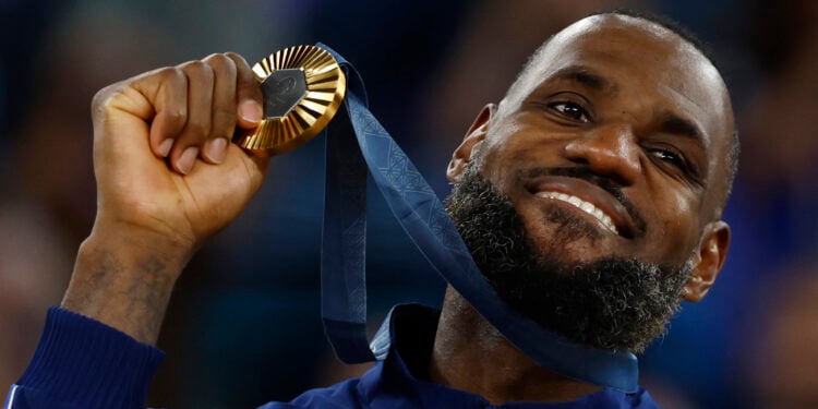 Paris 2024 Olympics - Basketball - Men's Victory Ceremony - Bercy Arena, Paris, France - August 10, 2024. Gold medallist Lebron James of United States poses with his medal. REUTERS/Evelyn Hockstein