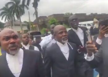 PICTORIAL: EFCC Operatives Fire Tear Gas At Protesting Lawyers In Oyo   