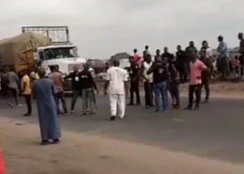 Protesters Block Onitsha/Benin, Ughelli/Bayelsa Expressways