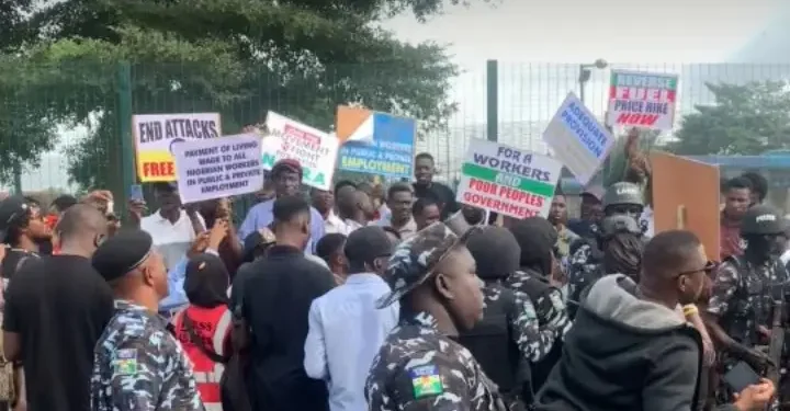 Drama As Hired Protesters Fight Over Money 1 pro 720x375 1