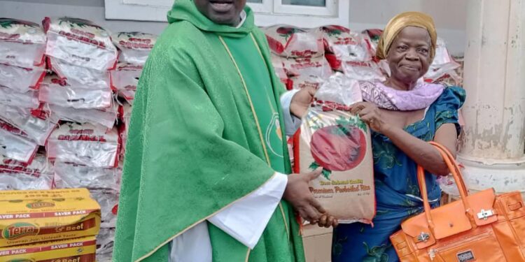 Kaduna Priest Distributes 100 Bags Of Rice To Widows