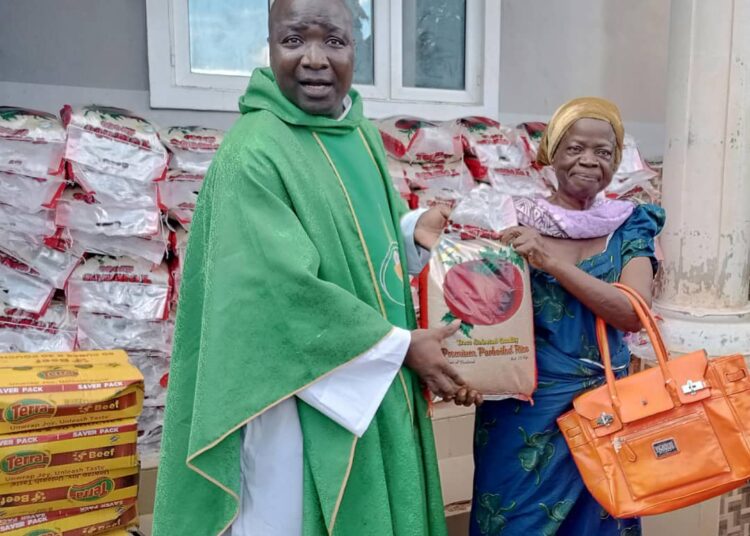 Kaduna Priest Distributes 100 Bags Of Rice To Widows