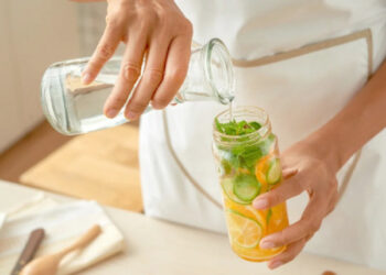 Revitalise Your Health: Use Detox Drinks For Gut Cleansing