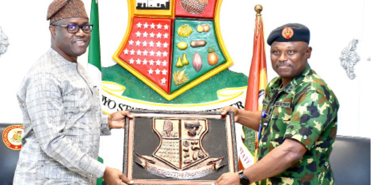 Oyo State Governor Seyi Makinde (left) presenting souvenir to Air Officer Commanding Logistics Command, Nigerian Air Force, Ikeja, Lagos, Air Vice Marshal Kolade Ademuwagun, during a visit to the governor in Ibadan. PHOTO: OYO GOVERNOR'S MEDIA UNIT