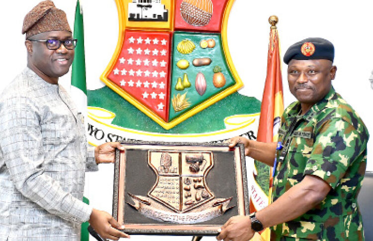 Oyo State Governor Seyi Makinde (left) presenting souvenir to Air Officer Commanding Logistics Command, Nigerian Air Force, Ikeja, Lagos, Air Vice Marshal Kolade Ademuwagun, during a visit to the governor in Ibadan. PHOTO: OYO GOVERNOR'S MEDIA UNIT