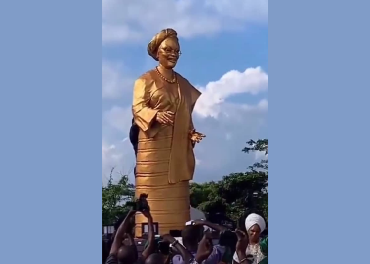 Ooni Honours First Lady Tinubu With Golden Statue