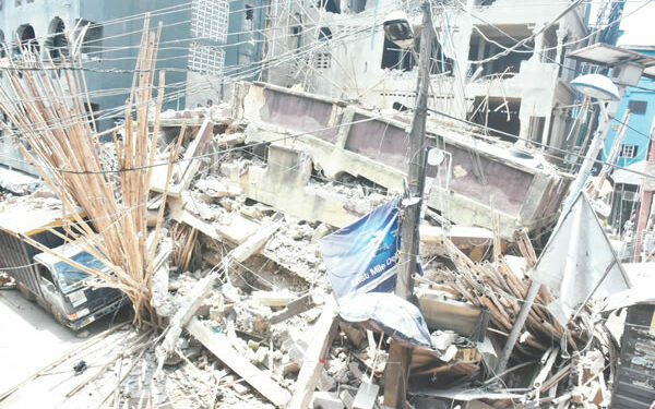 JUST-IN: 40 Feared Trapped As Building Collapses In Abuja 1 collapse building 1 600x375 1