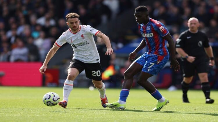 Liverpool's Diogo Jota, left, and Crystal Palace's Ismaila Sarr challenge for the ball the English Premier League soccer match between Crystal Palace and Liverpool at Selhurst Park in London, Saturday, Oct. 5, 2024.(AP Photo/Ian Walton)
