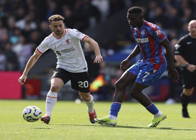 Liverpool's Diogo Jota, left, and Crystal Palace's Ismaila Sarr challenge for the ball the English Premier League soccer match between Crystal Palace and Liverpool at Selhurst Park in London, Saturday, Oct. 5, 2024.(AP Photo/Ian Walton)