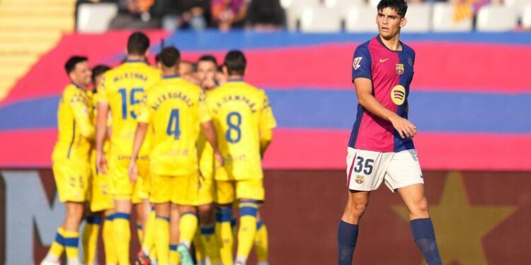 BARCELONA, SPAIN - NOVEMBER 30: Gerard Martin of FC Barcelona looks dejected after Sandro Ramirez of UD Las Palmas (not pictured) scores his team's first goal during the LaLiga match between FC Barcelona and UD Las Palmas at Estadi Olimpic Lluis Companys on November 30, 2024 in Barcelona, Spain. (Photo by Alex Caparros/Getty Images)