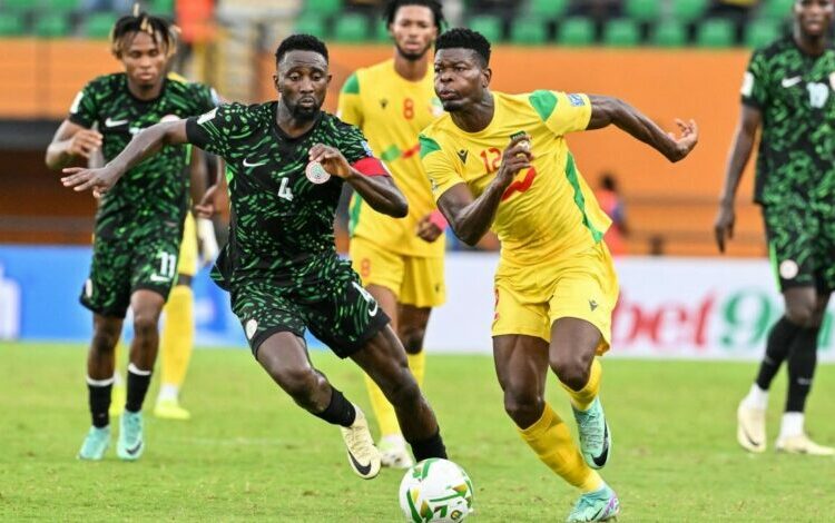 Benin's #12 David Kiki fights for the ball with Nigeria's #4 Wilfred Ndidi during the FIFA 2026 World Cup qualifiers group C football match between Benin and Nigeria at the Felix Houphouet-Boigny stadium in Abidjan on June 10, 2024. (Photo by Issouf SANOGO / AFP)