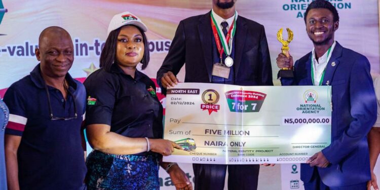 Representatives of UNILORIN being awarded N5million