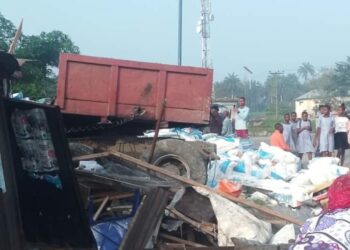 3 Killed, Others Injured As Truck Rams Into Shops In Akwa Ibom