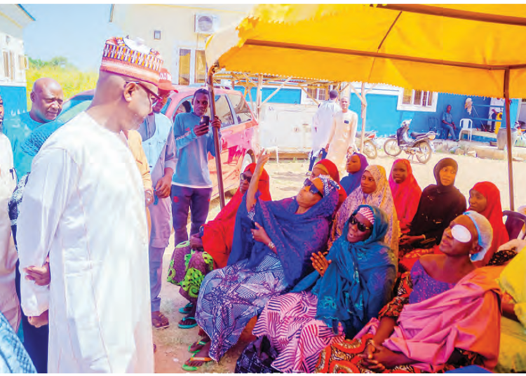 L-R: Senator Abubakar Sani Bello discussing with about 100 patients that received their sight when he sponsored their eye surgeries in the eight local government areas of Kontagora, Mariga, Mashegu, Magama, Wushishi, Agwara, Borgu and Rijau in Niger North Senatorial District, at the weekend.