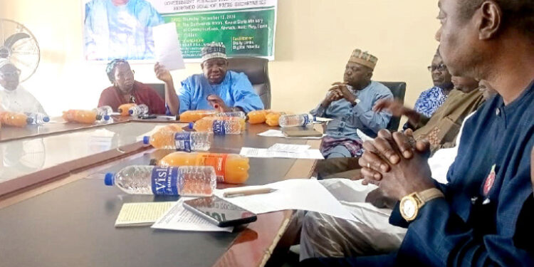 Senior adviser/ counselor to Kwara State governor, Alh Saadu Salahu ( holding mic) delivering a lecture at the strategic media seminar organised for press secretaries of ministries, department and agencies in Ilorin, the state capital. Photo by Abdullahi Olesin, Ilorin.