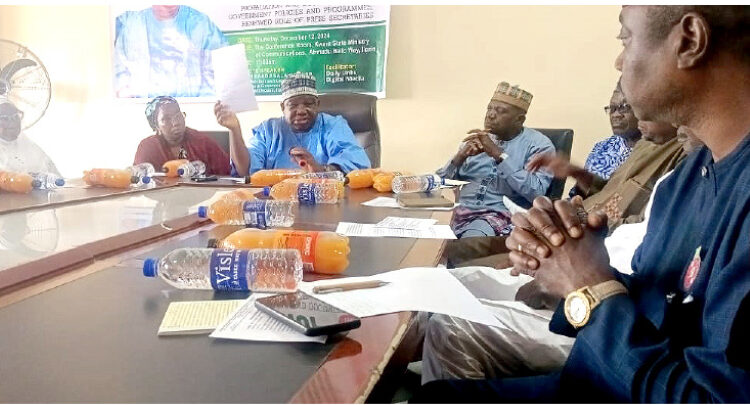 Senior adviser/ counselor to Kwara State governor, Alh Saadu Salahu ( holding mic) delivering a lecture at the strategic media seminar organised for press secretaries of ministries, department and agencies in Ilorin, the state capital. Photo by Abdullahi Olesin, Ilorin.