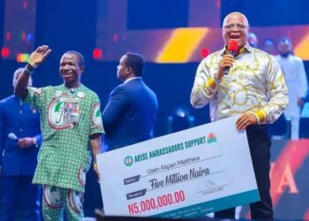 PICTORIAL: Gov Eno Rewards Ardent PDP Supporter With N5m Largesse