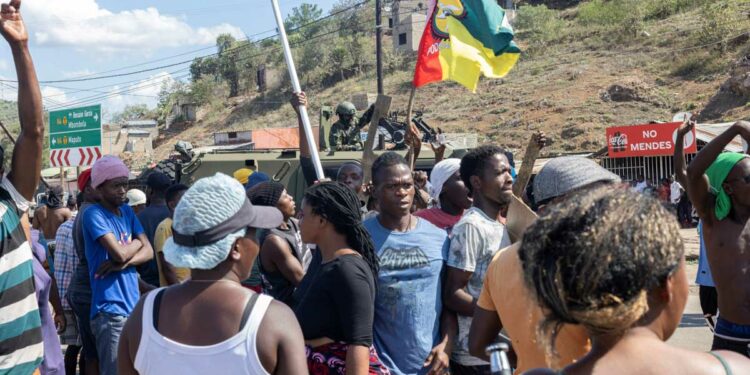 A military armoured vehicle blocks the road as protesters try to make their way to the Ressano Garcia border post between Mozambique and South Africa on November 13, 2024. Mozambique's main border with South Africa was closed again on November 13, 2024 as dozens of protestors blocked trucks and cars following the opposition leader's call for more demonstrations against results of last month's vote.
Supporters of opposition leader Venancio Mondlane blocked traffic at the Ressano Garcia border where dozens of trucks headed to South Africa were backed up and security forces escorted a few cars across. (Photo by ALFREDO ZUNIGA / AFP)