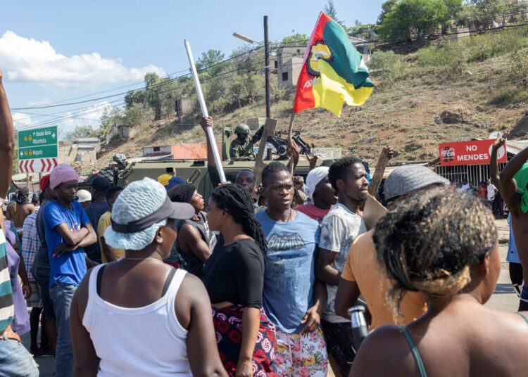 A military armoured vehicle blocks the road as protesters try to make their way to the Ressano Garcia border post between Mozambique and South Africa on November 13, 2024. Mozambique's main border with South Africa was closed again on November 13, 2024 as dozens of protestors blocked trucks and cars following the opposition leader's call for more demonstrations against results of last month's vote.
Supporters of opposition leader Venancio Mondlane blocked traffic at the Ressano Garcia border where dozens of trucks headed to South Africa were backed up and security forces escorted a few cars across. (Photo by ALFREDO ZUNIGA / AFP)