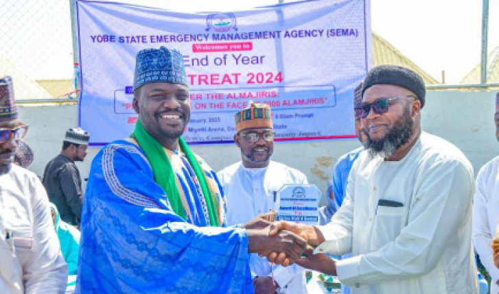 Yobe SEMA Awards Staff, Other Volunteers For Dedication, Honesty 1 Executive secretary Yobe SEMA Dr Mohammed Goje left presenting an award to Mohammed Bomoi for honesty in service