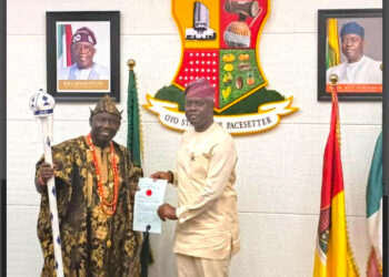 JUST-IN: Makinde Presents Staff, Certificate Of Office To New Alaafin