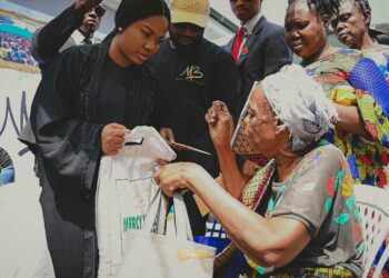 Yuletide: Mercy Chinwo, Husband Distribute Food To Single Mothers, Others