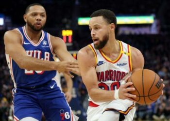 NBA: Curry Makes History As Warriors Rout 76ers