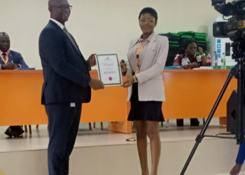 Fayehun Receives Nigerian Healthcare Excellence Award