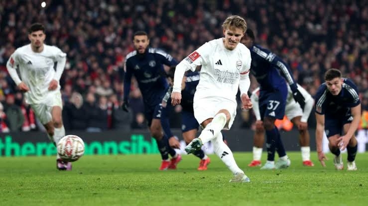 FA Cup: 10-man Man Utd Edge Out Arsenal On Penalties 1 man u