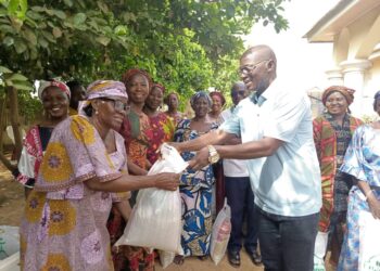 Sallah: El-Zakzaky Distributes Bags Of Rice To Christian Widows In Kaduna 