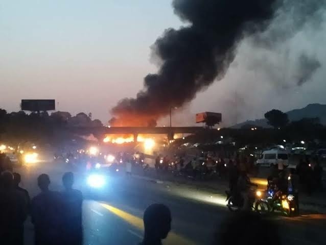 Police Confirm 6 Dead, 14 Vehicles Razed In Abuja Trailer Explosion 1 abuja tanker explosion