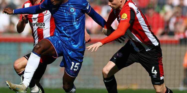 Soccer Football - Premier League - Brentford v Chelsea - GTech Community Stadium, London, Britain - April 6, 2025  Brentford's Sepp van den Berg and Christian Norgaard in action with Chelsea's Nicolas Jackson Action Images via Reuters/Matthew Childs