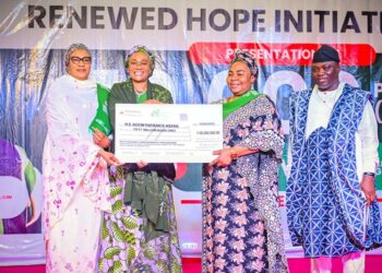 Remi Tinubu Leads Drive To Cut Maternal Mortality, Empowers Midwives