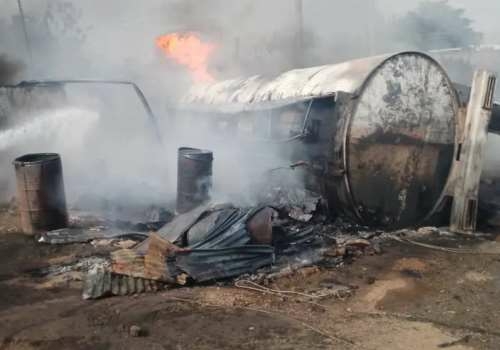 Vehicles, Shops Destroyed In Fresh Fuel Truck Explosion In Oyo 1 XGltYWdlc1xjb250ZW50XDQxMzIwMjU4MzU1Nl9zY3JlZW5fc2hvdF8yMDI1MDQxM19hdF83LjM1LjAxX2FtLnBuZ3w1MDB8MzUwfA