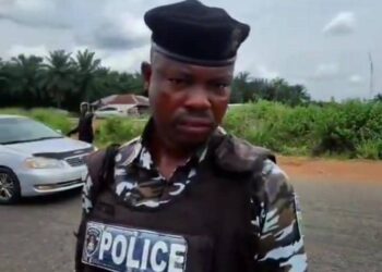 Policeman Caught Demanding ₦5k Or Fuel From Motorists Over Suspended ECMR Policy