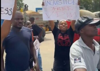 Protesters Storm GTBank In Abuja To Demand Release Of Activist VeryDarkMan
