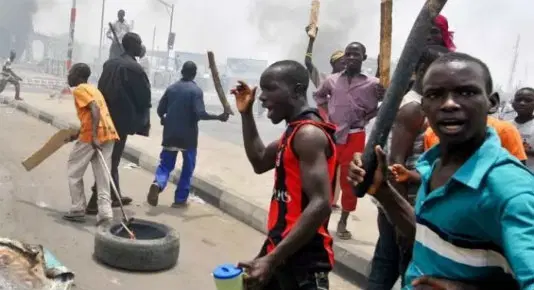 Hoodlums Kill Cop, Lawyer, 1 Other In Anambra 1 hoodlums cause violence at Fadeyi
